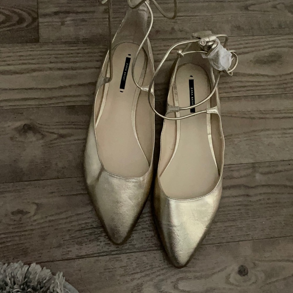 Size 42 and for a narrow/slender foot